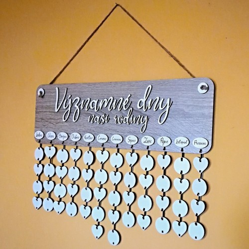 Drevený rodinný kalendár na stenu 3D