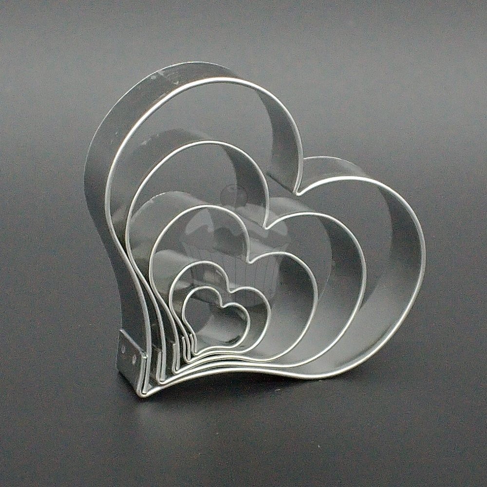 Cookie cutters - set of 5 heart-shaped ones.